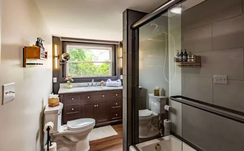 Iconic 3BD Entire House in The Heart Of Pittsburg