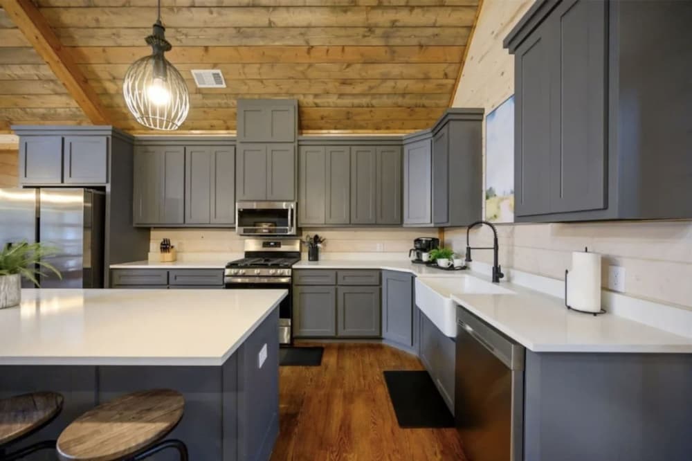 Whispering Winds Luxury Cabin in Hochatown