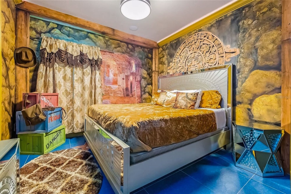 Ultimate Hollywood Themed Mansion for Big Groups