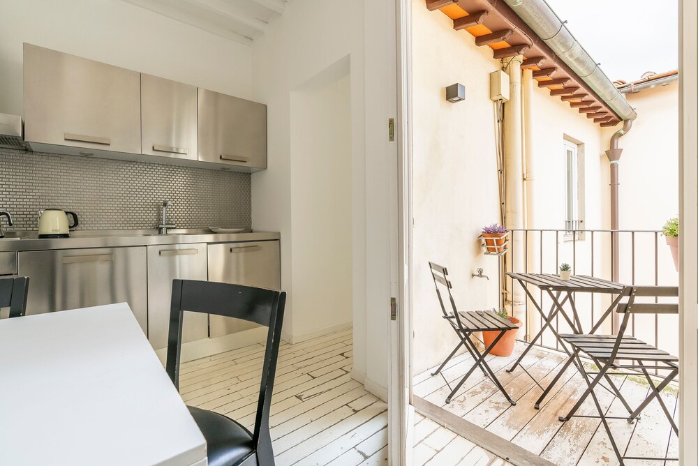 Laura 10 in Firenze With 1 Bedrooms and 1 Bathrooms