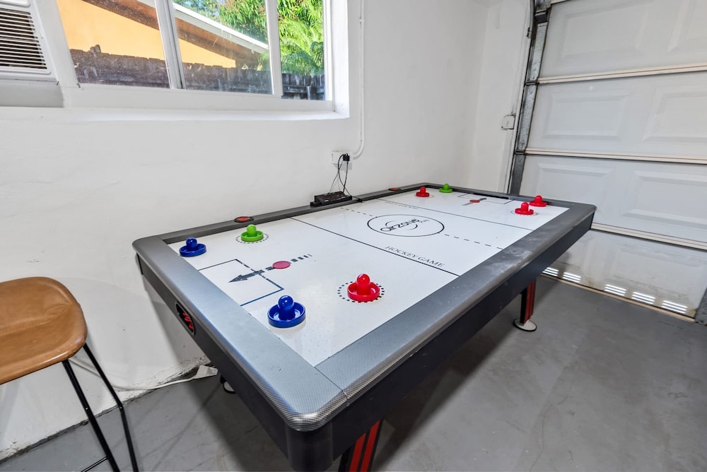 4BR With Private Pool and Game Room - Prime Location
