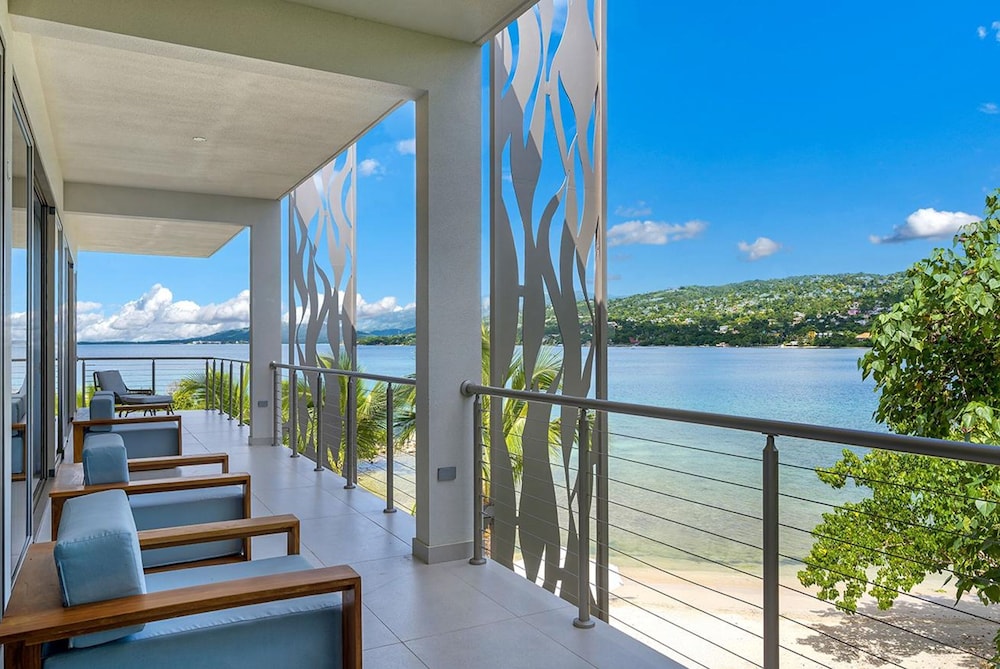 Santosha Whitehouse JM - 10 Bedroom Villa w Private Beach