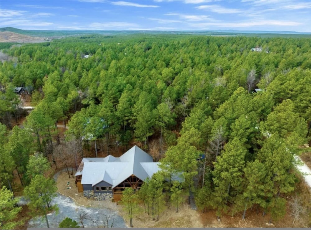 Whispering Winds Luxury Cabin in Hochatown