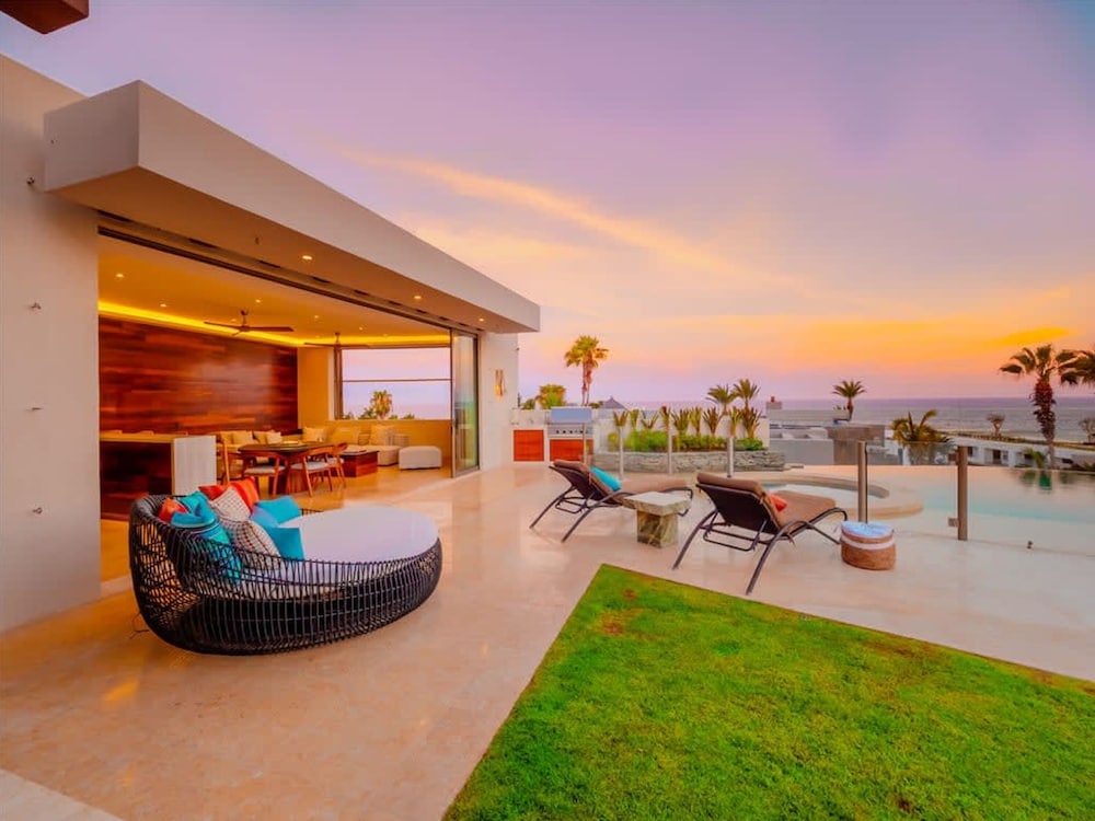 6 BR Huge Villa Steps To Beach Plus A Pool House