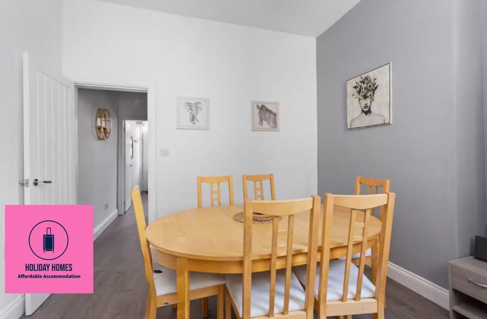 Large 4 Bed House - 4 Double Beds