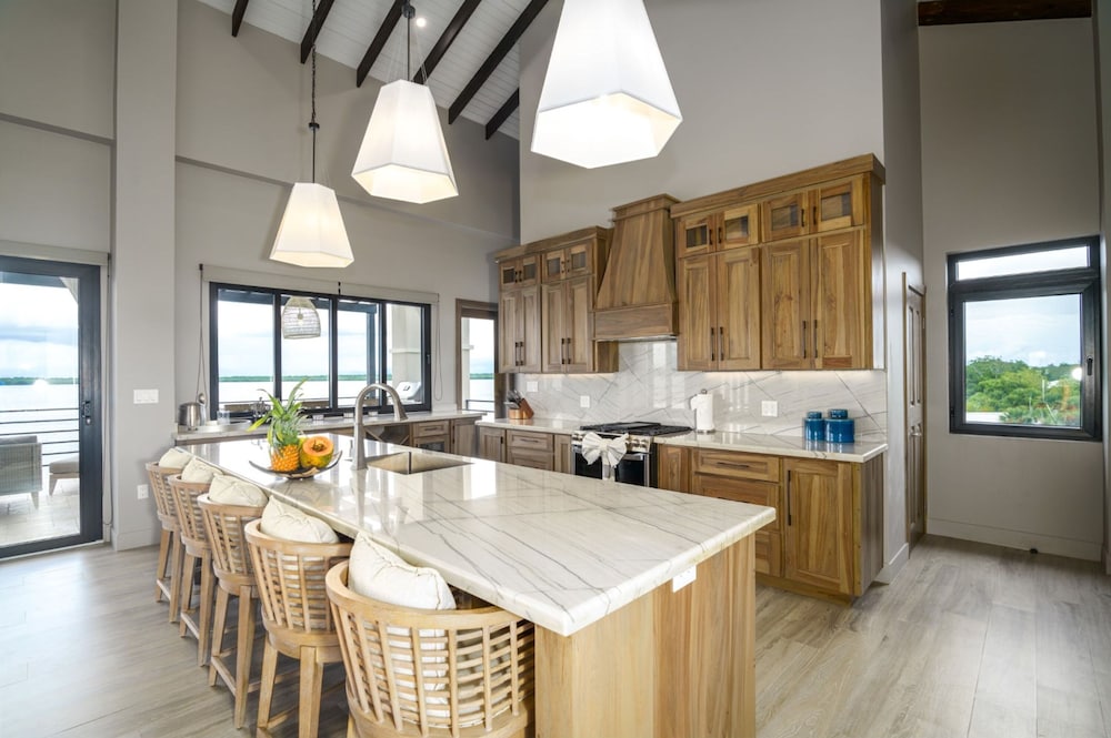 NEW 3 Story 4-bed Waterfront Villa w Sunset Views