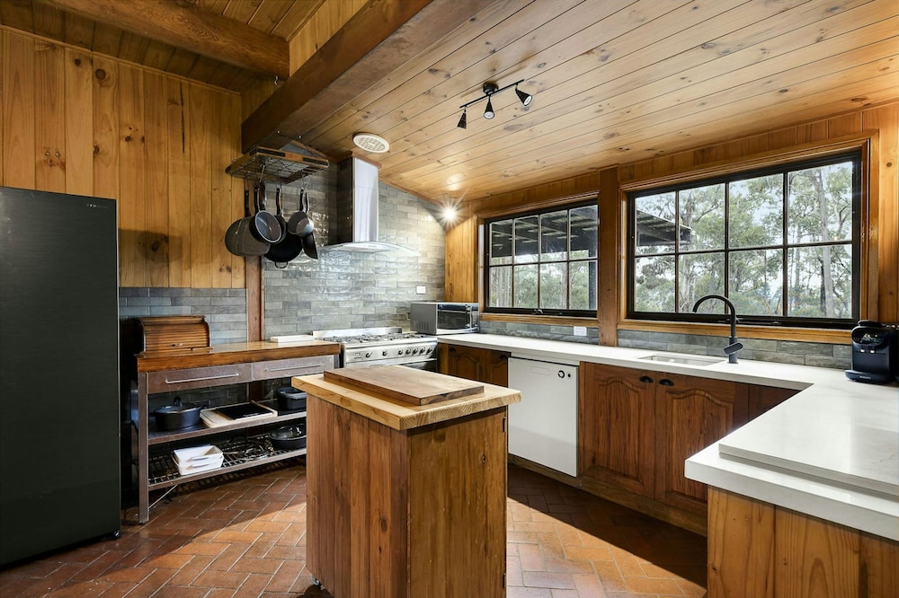 Onyx Retreat Healesville Luxury Lodge x Hot Tub
