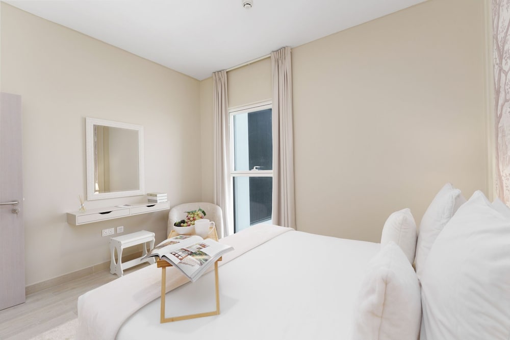Exquisite Living w Scenic Canal Vws on Yas Island