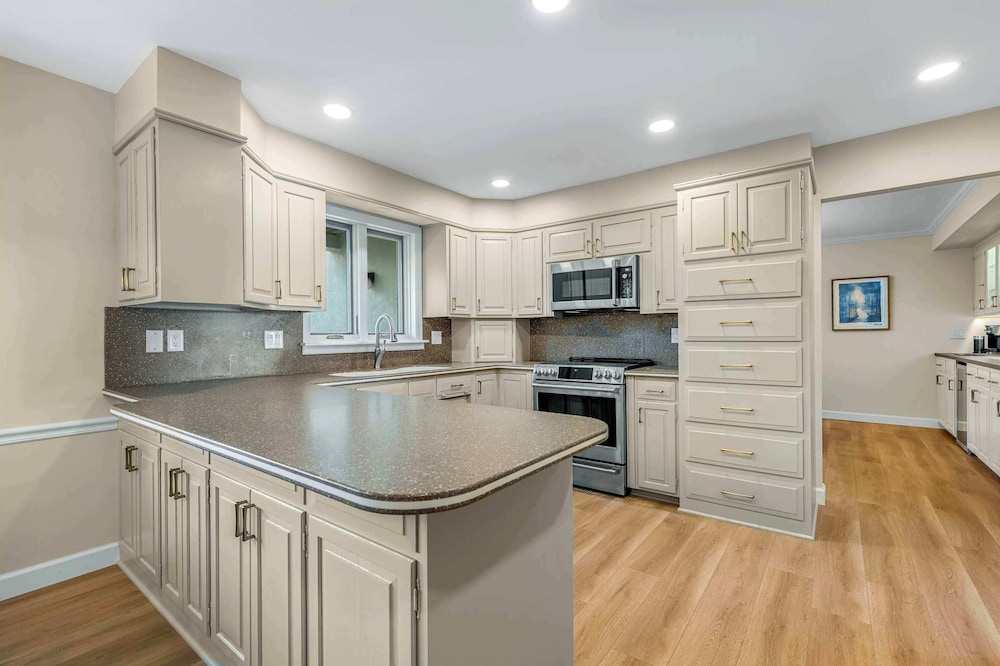 Panoramic Paradise - Lakefront Home for 15