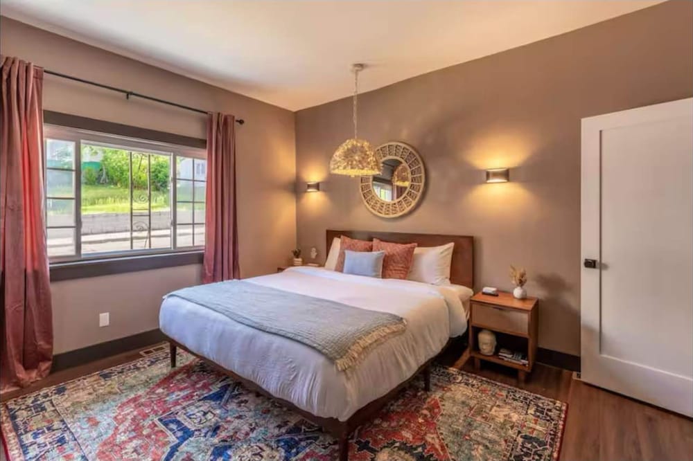 Iconic 3BD Entire House in The Heart Of Pittsburg
