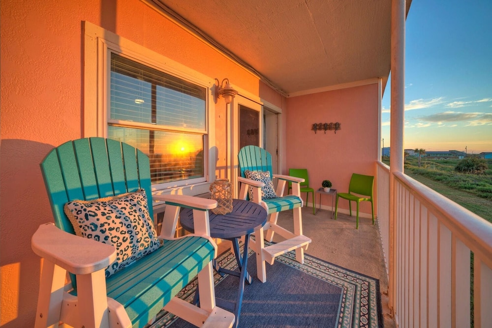 Bubbly Blew by Avantstay Beachfront Condo View