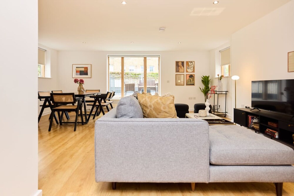 The Gwendolen Place - Contemporary 2bdr Flat w Terrace Balcony