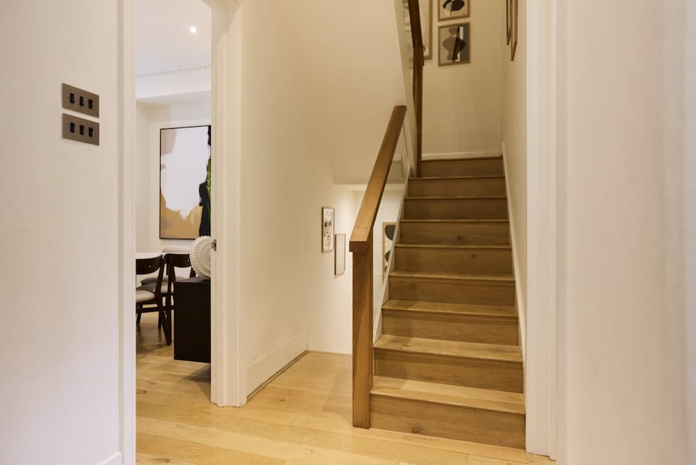 The Kensington Palace Hideout - Homely 5bdr House With Patio and Balcony