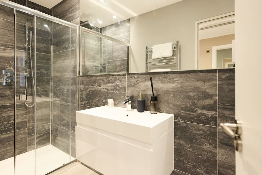 The Latimer Wonder - Stunning 5bdr House With Garden