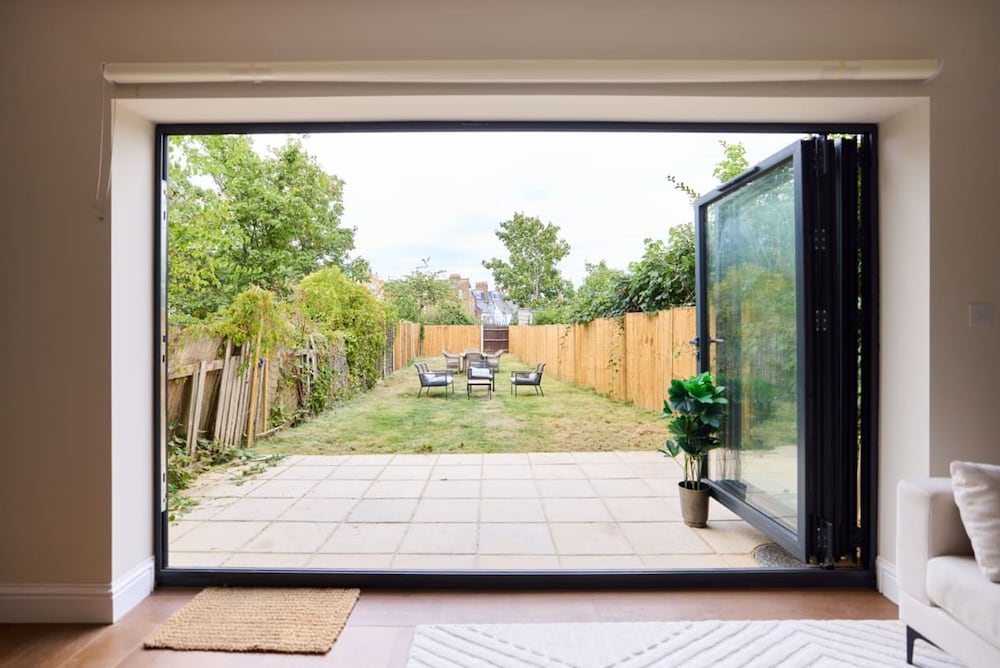 The Brondesbury Park - Sparkling 3bdr Flat With Garden