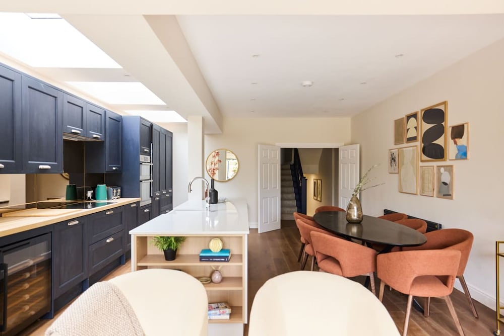 The Brondesbury Park - Sparkling 3bdr Flat With Garden