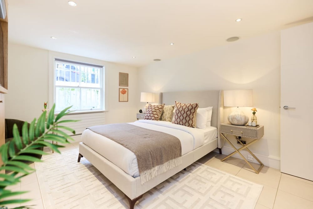 The Kensington Palace Hideout - Homely 5bdr House With Patio and Balcony
