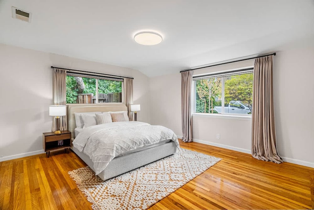 Cozy Modern House in Palo Alto