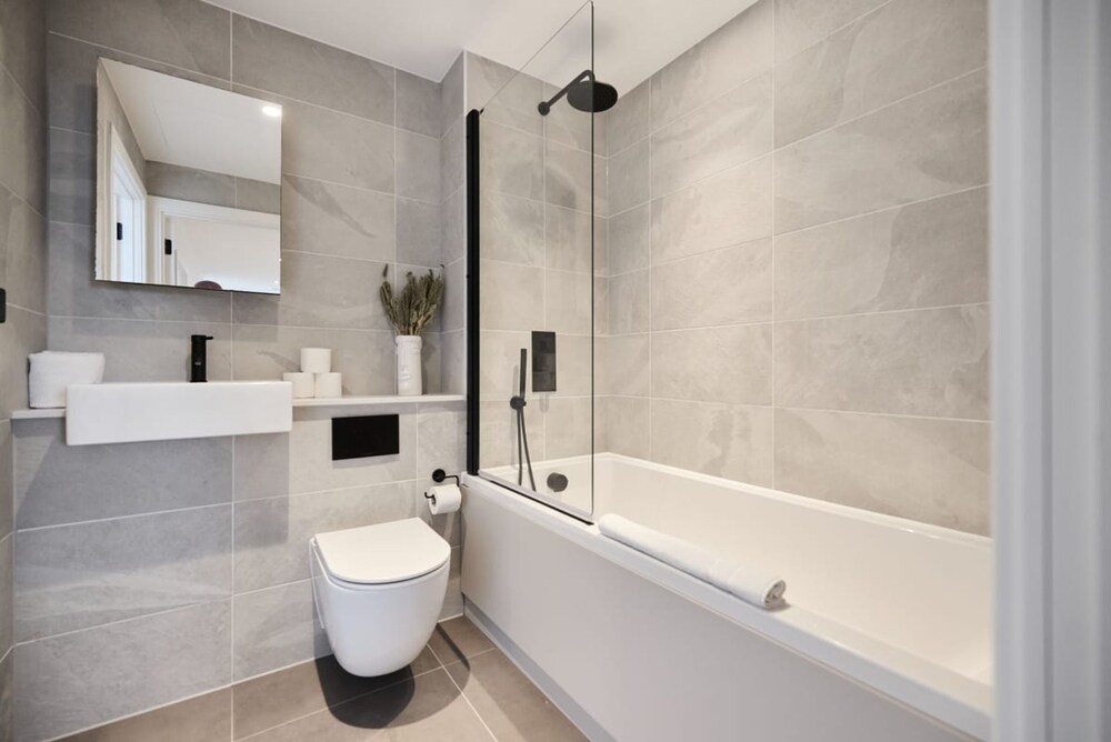 The Tottenham Classic - Charming 2bdr Flat With Balcony