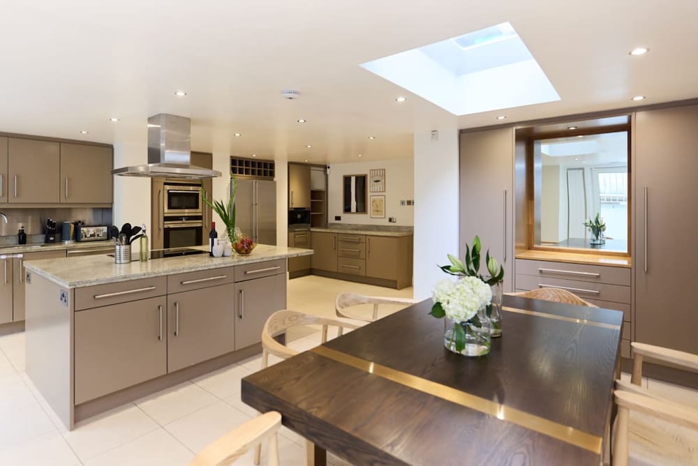 The Kensington Palace Hideout - Homely 5bdr House With Patio and Balcony