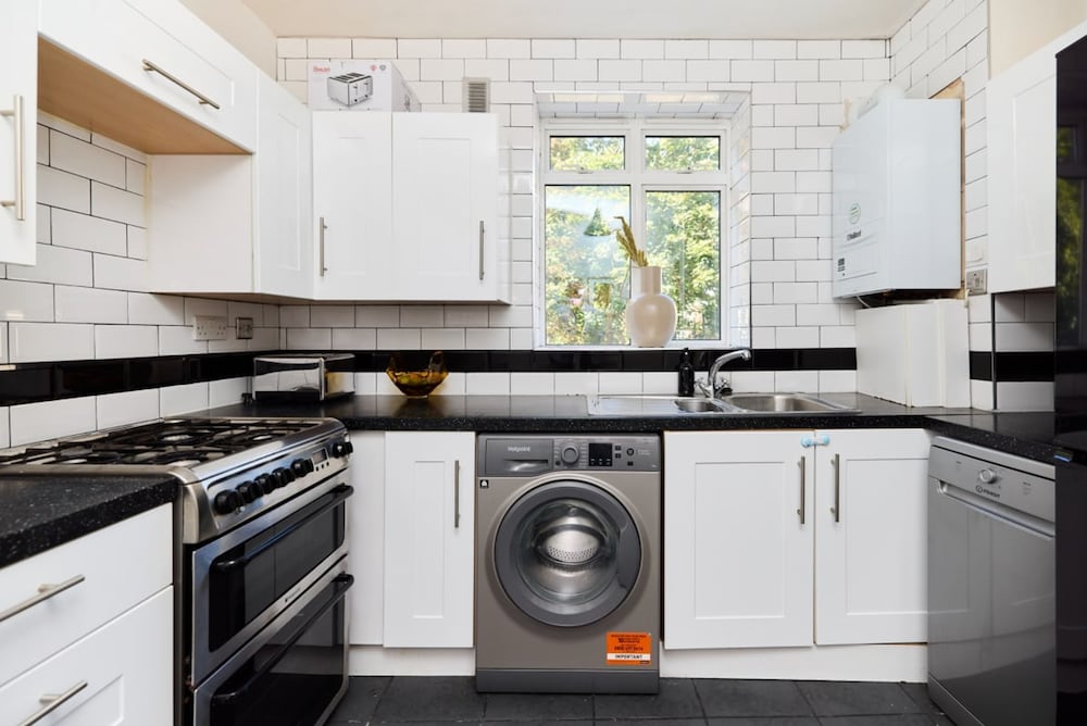 The Holloway Place - Modern 1bdr Flat With Balcony