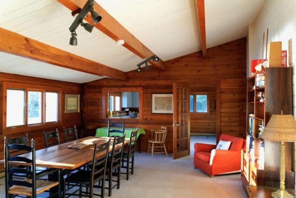 Clifton House - Waterfront Family Home in PEC