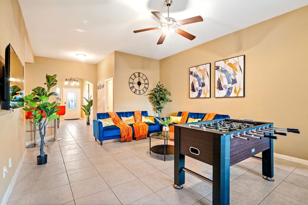 Spacious One-level Home - Calm Neighborhood Yard