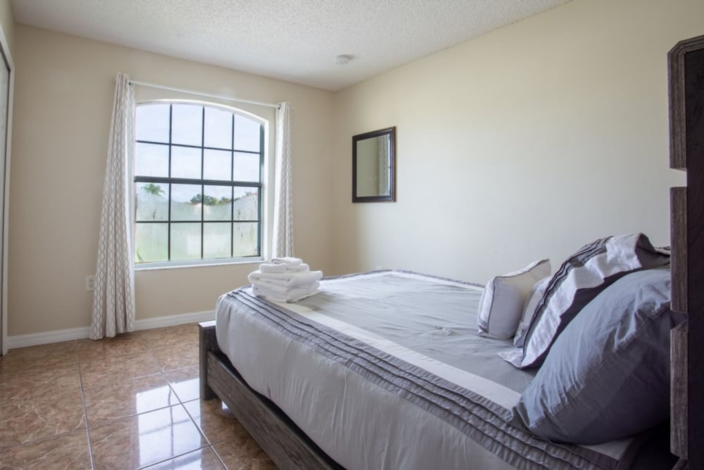 Cheerful 5 bed - 4 Bath Spacious Home