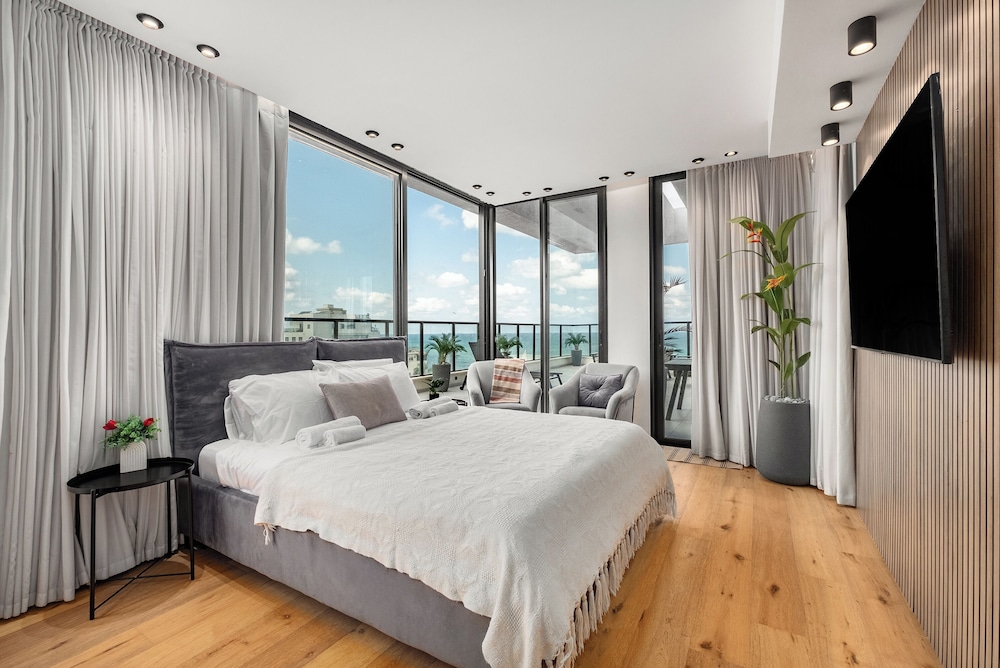 Pool & Jacuzzi Penthouse by Sea N' Rent view 5