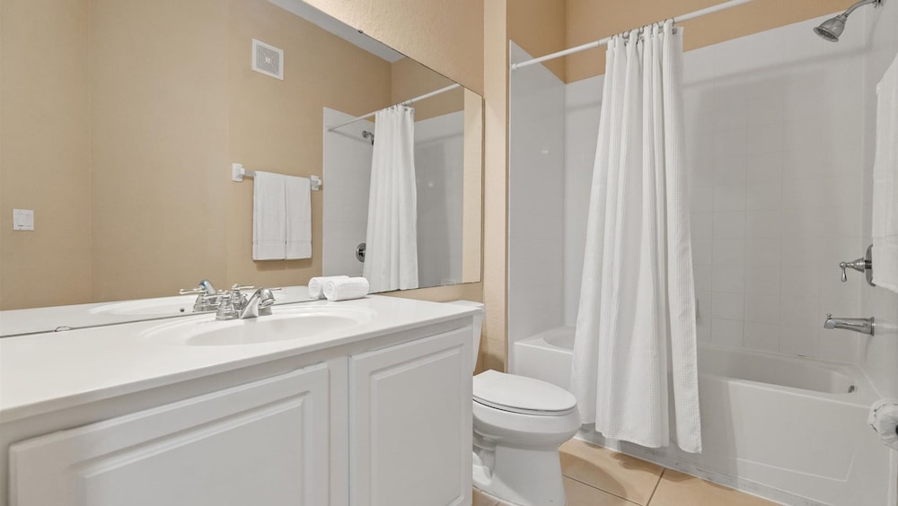 Upstay Spacious 3BR Home w Patio Vista Cay Resort