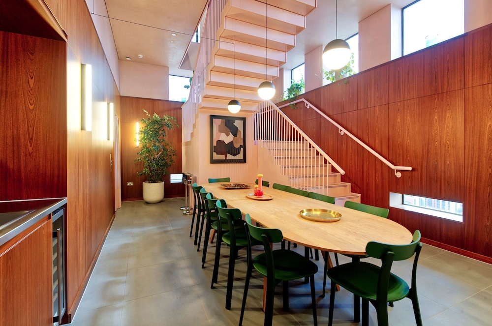 Sensational Two-bedroom Apartment in East London