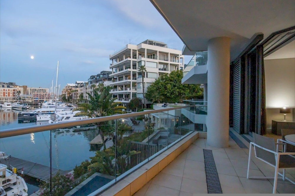 Executive Yacht View One Bedroom Marina Apartment - 509