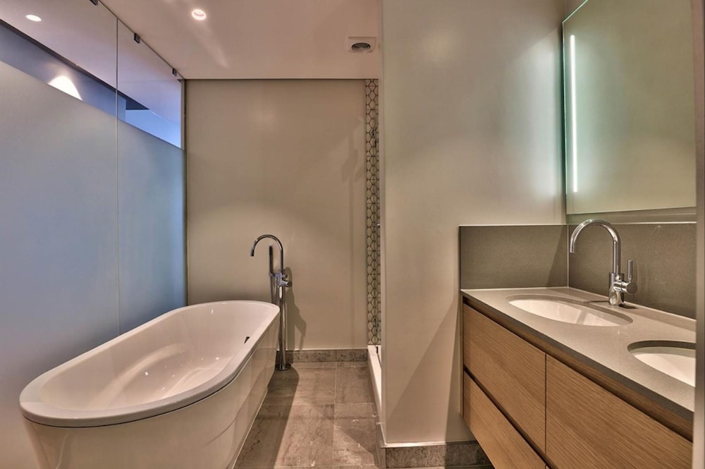 Executive Yacht View Two Bedroom Apartment - 002