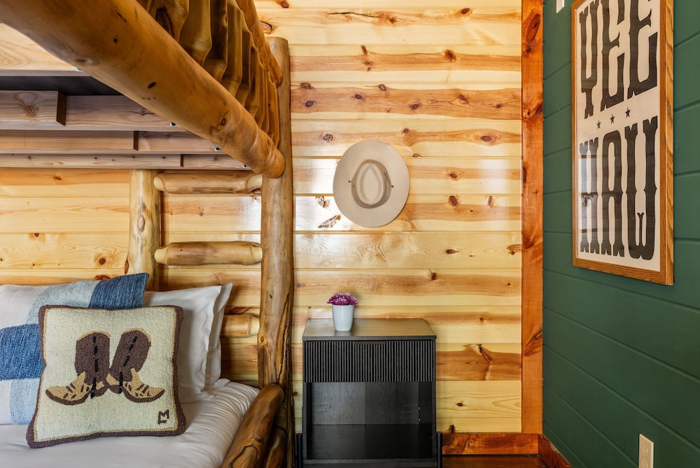 Boulder Ridge Cabin Indoor Pool Home Theater and Games Newly Redesigned
