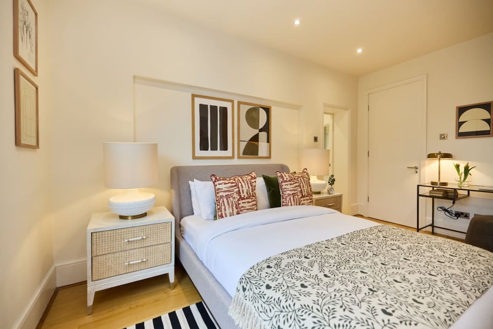 The Kensington Palace Hideout - Homely 5bdr House With Patio and Balcony