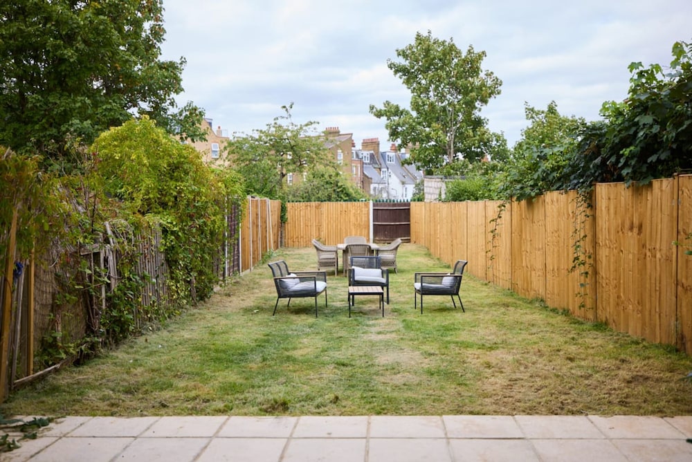 The Brondesbury Park - Sparkling 3bdr Flat With Garden