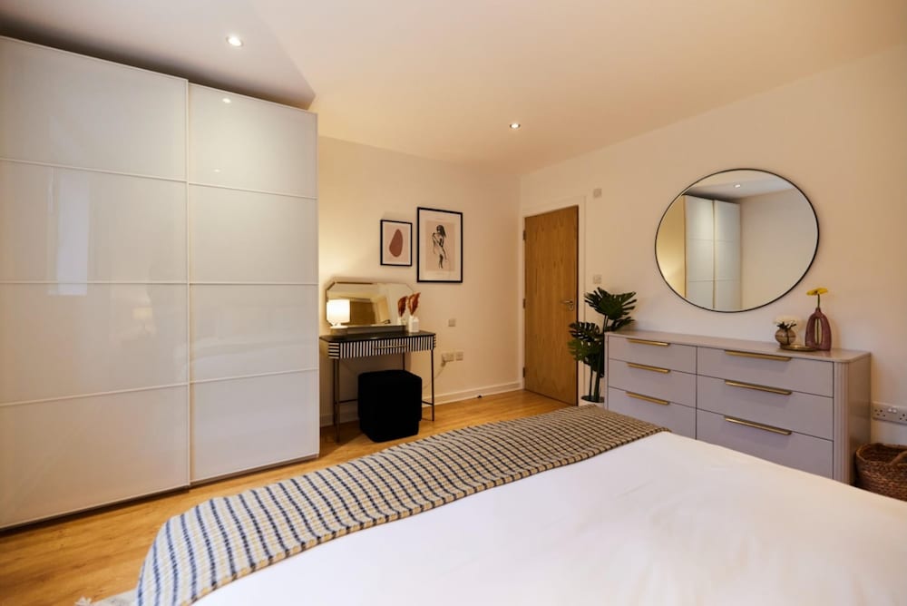 The Putney Escape - Trendy 2bdr Flat With Terrace Parking