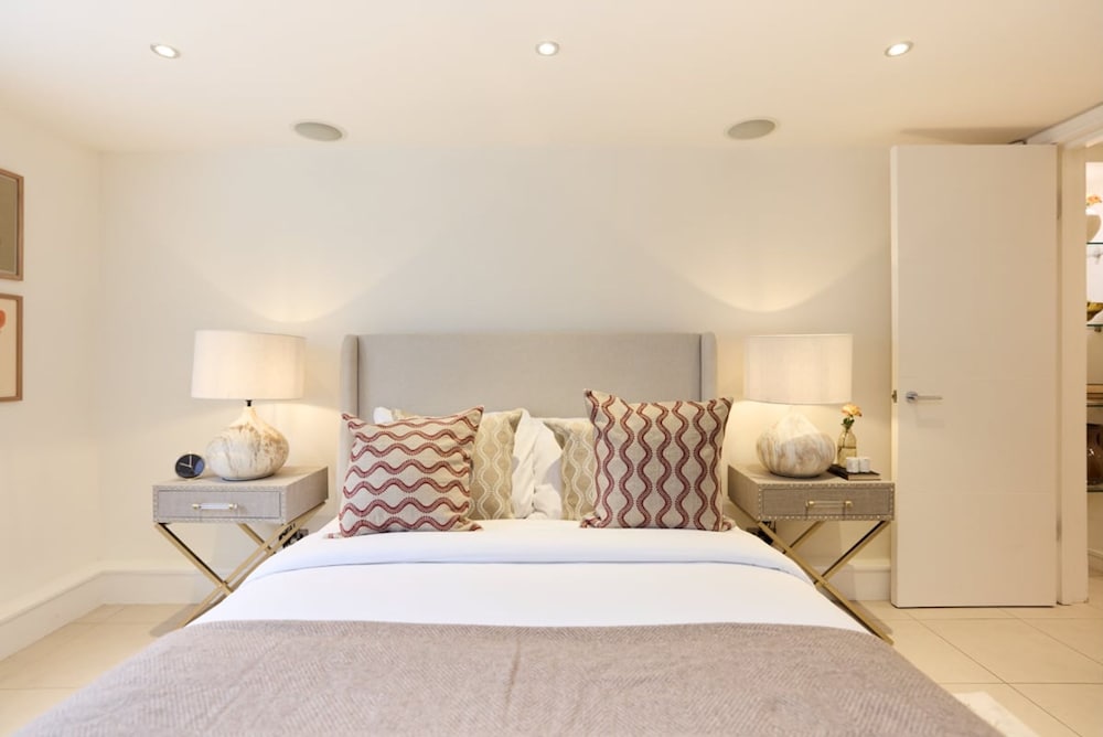 The Kensington Palace Hideout - Homely 5bdr House With Patio and Balcony