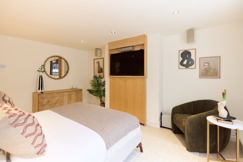 The Kensington Palace Hideout - Homely 5bdr House With Patio and Balcony