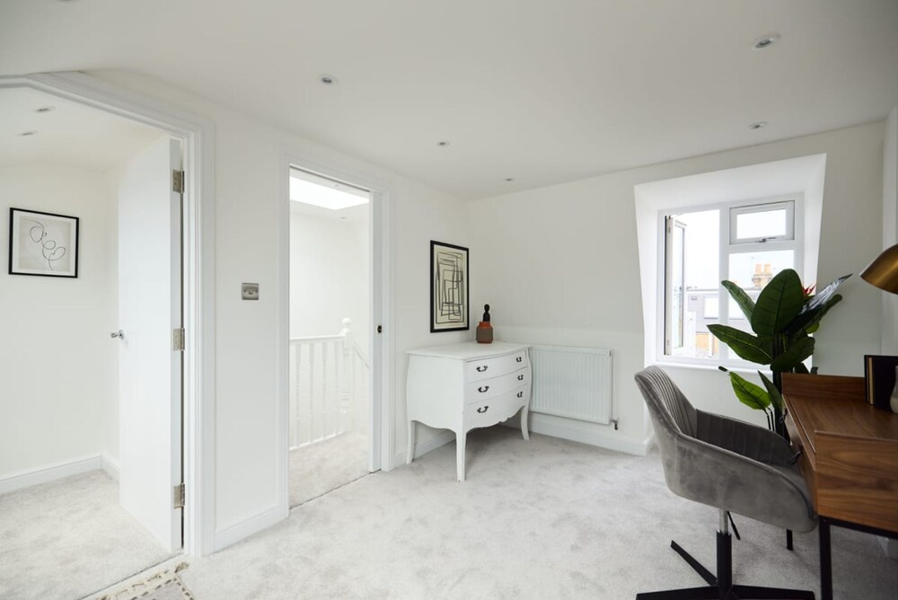 The Shepherd s Bush Wonder - Trendy 4bdr Home With Garden Terrace
