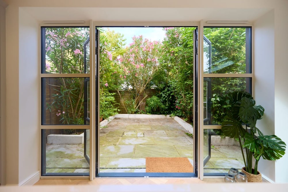 The Shepherd s Bush Wonder - Trendy 4bdr Home With Garden Terrace