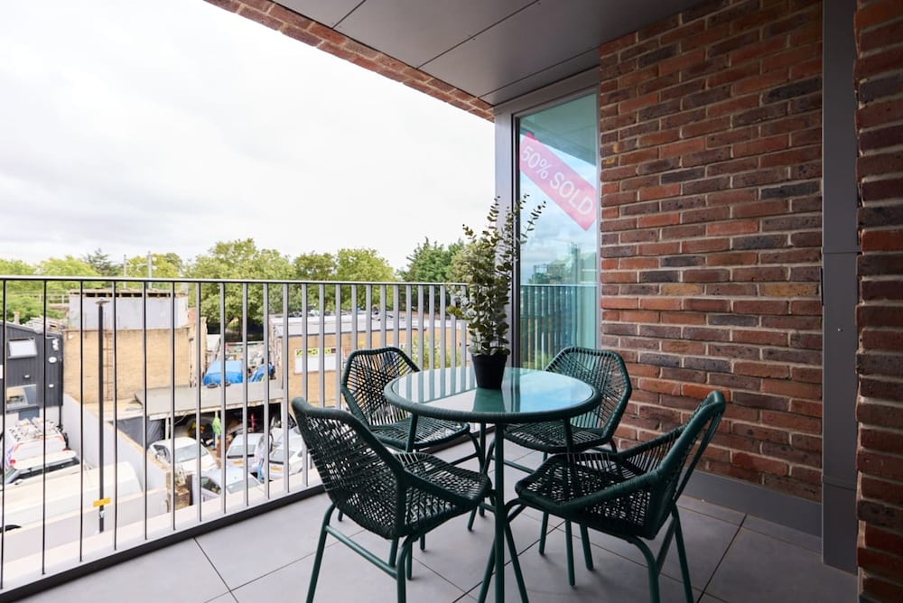The Tottenham Retreat - Homely 2bdr Flat With Balcony