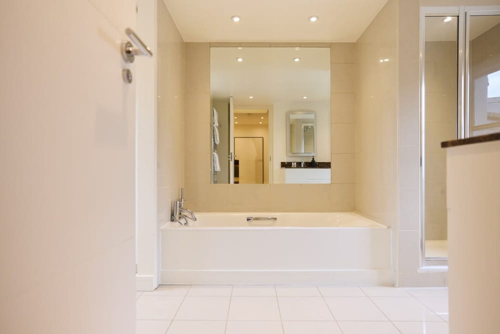 The Kensington Palace Hideout - Homely 5bdr House With Patio and Balcony