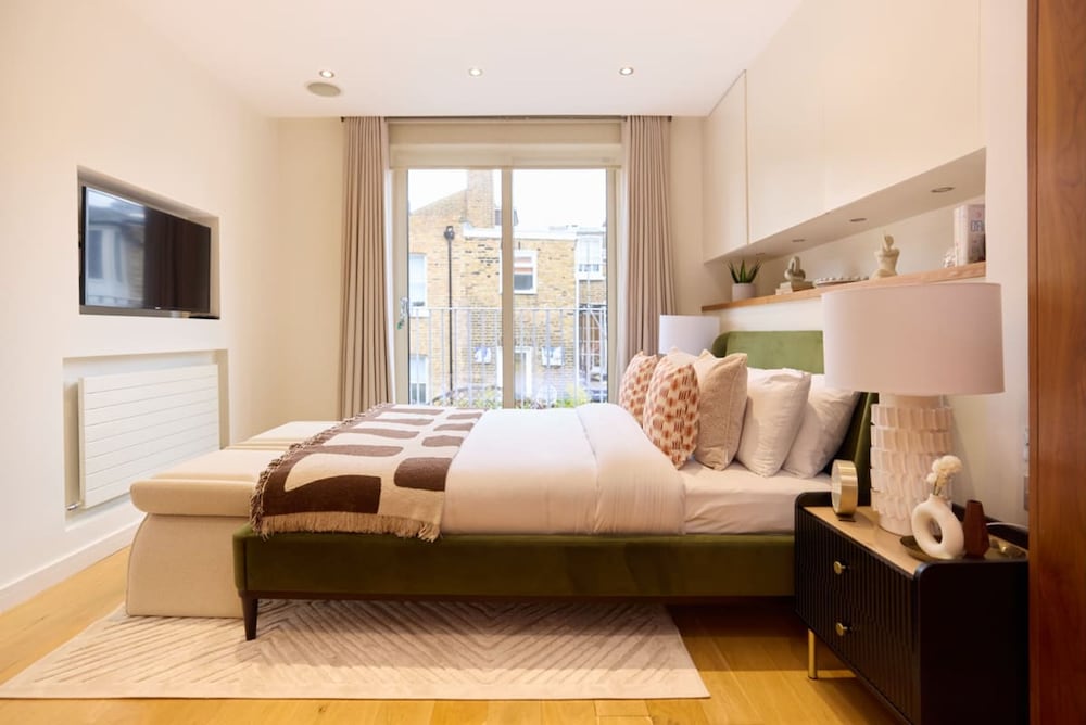 The Kensington Palace Hideout - Homely 5bdr House With Patio and Balcony