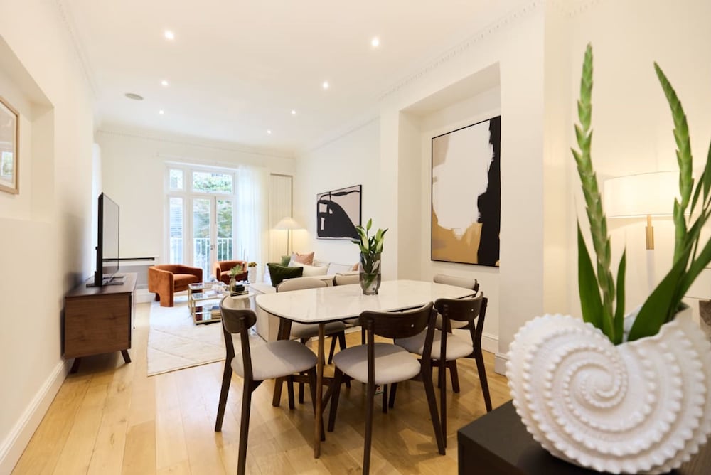 The Kensington Palace Hideout - Homely 5bdr House With Patio and Balcony