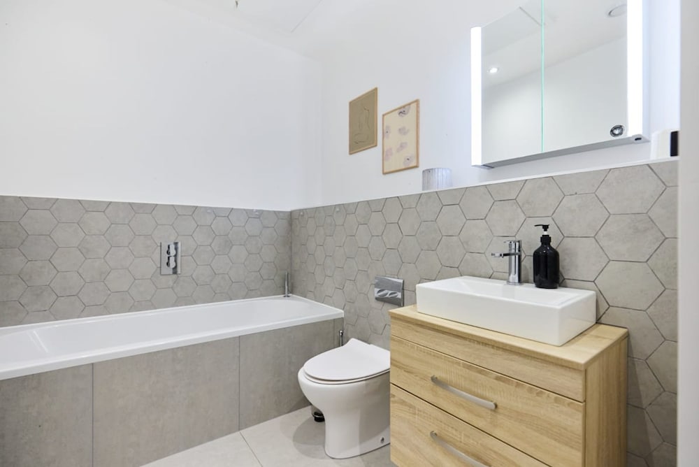 The Putney Hideaway - Modern and Elegant 3bdr Flat With Patio