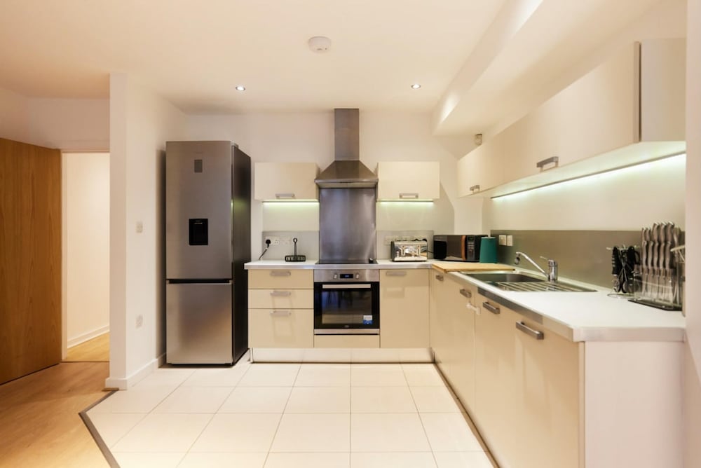 The Putney Escape - Trendy 2bdr Flat With Terrace Parking