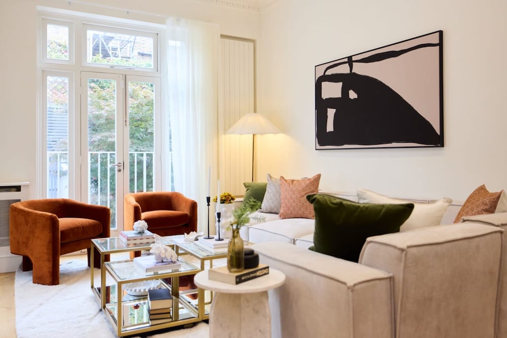 The Kensington Palace Hideout - Homely 5bdr House With Patio and Balcony