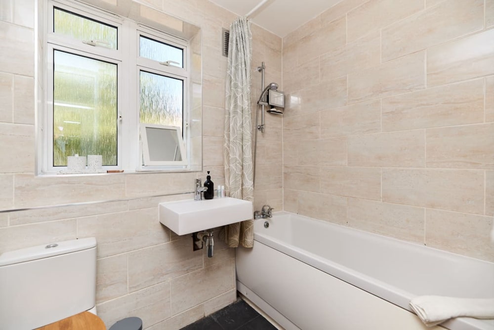 The Holloway Place - Modern 1bdr Flat With Balcony