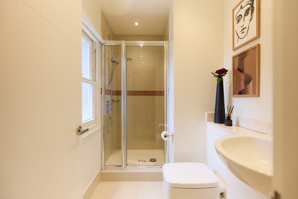 The Kensington Palace Hideout - Homely 5bdr House With Patio and Balcony